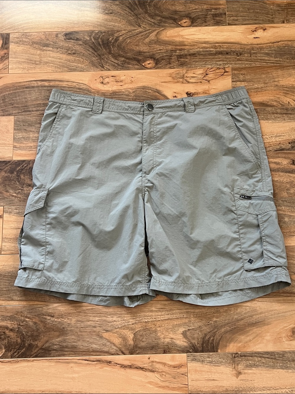 Columbia Omni-Shade Cargo Shorts Men’s 44 Gray Khaki Hiking Fishing Outdoor
